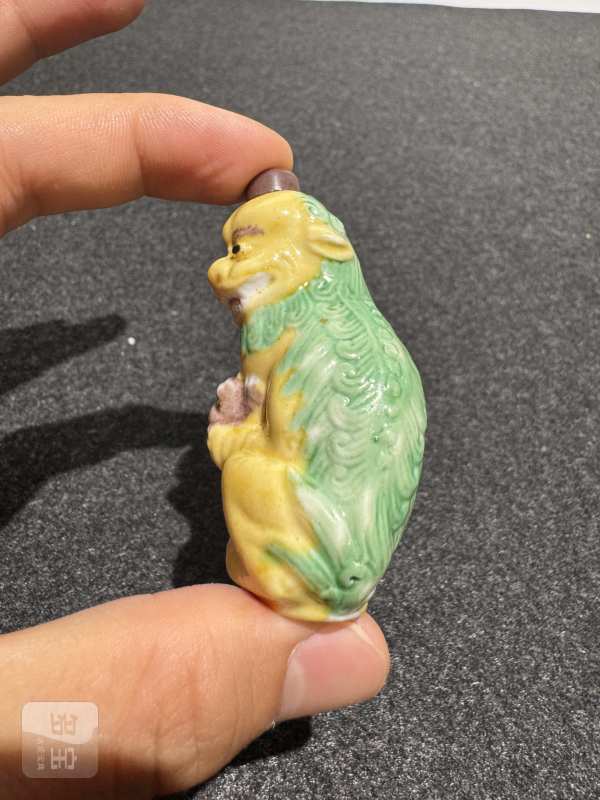 清 太狮少狮素三彩鼻烟壶 - 图6